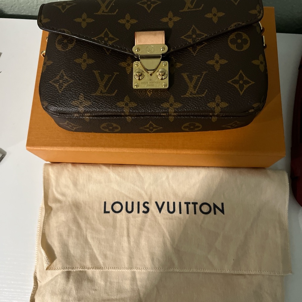 Loui Vuitton bag 100% authentic with receipt